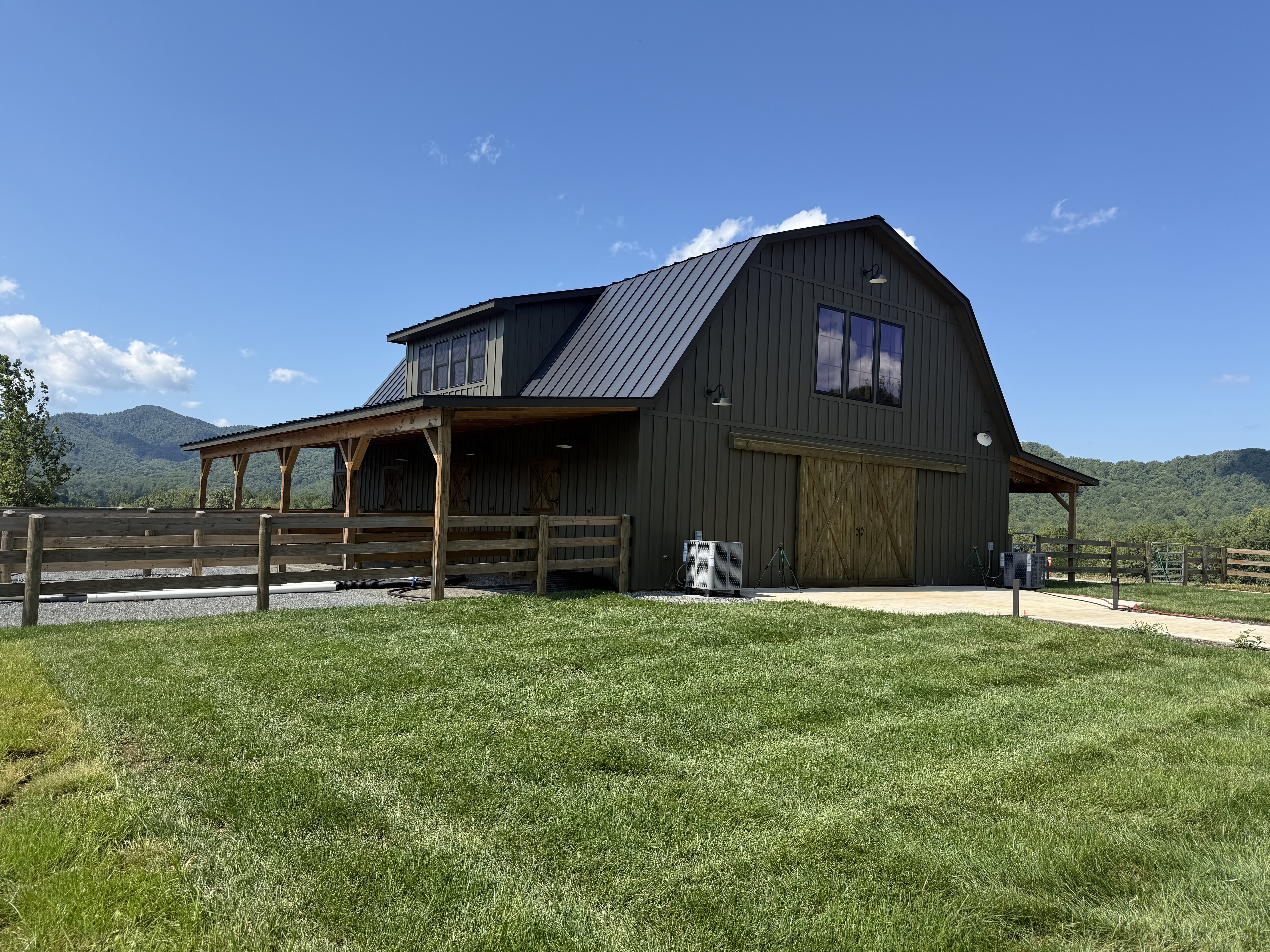 Gambrel Barn — Complete